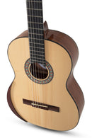 Guitarra clásica 501302 de Manuel Rodríguez con tapa de abeto macizo y fondo de bubinga.
