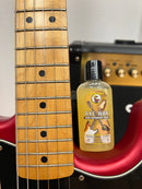 Aplicación de Howard Axe Wax en diapasón de guitarra para limpiar, suavizar y proteger la madera.