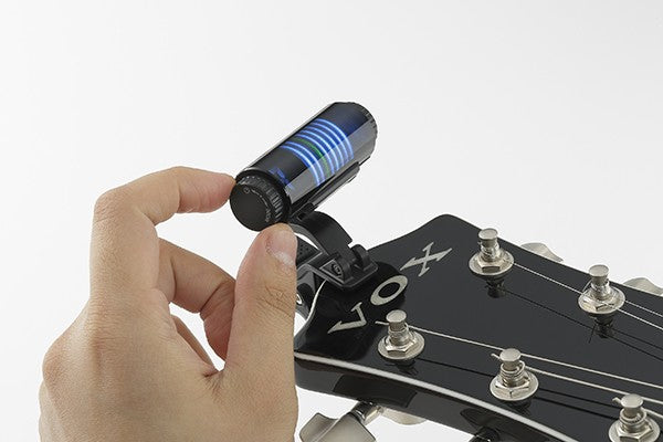 Korg Sledgehammer Pro colocado en una guitarra eléctrica