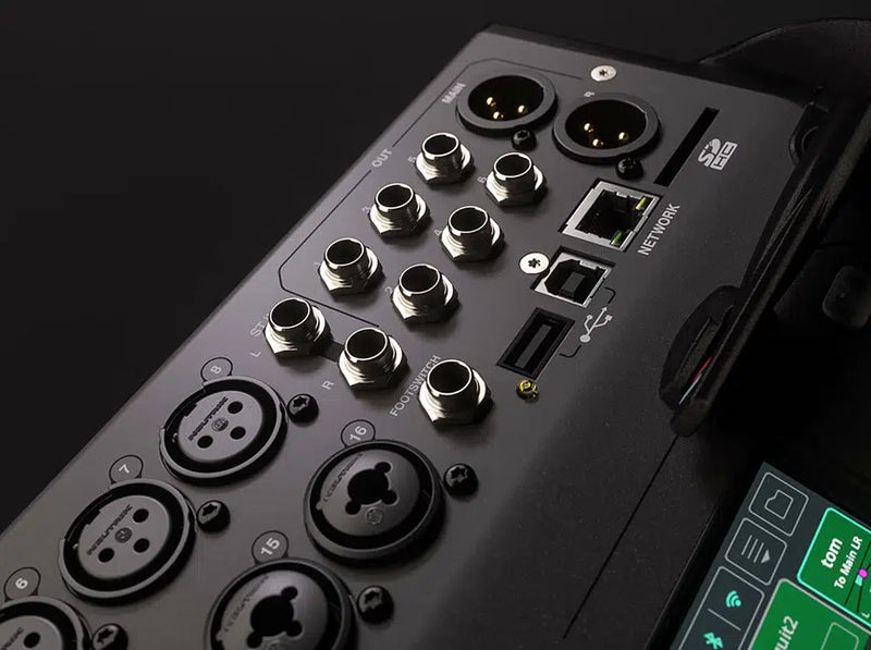 Panel trasero del CQ-18T con entradas XLR, salidas y USB