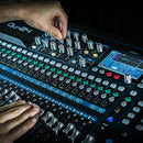 Faders motorizados de la consola Allen & Heath Qu-24