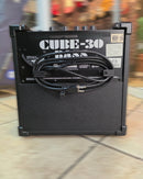 Amplificador Roland Cube 30 Bass para práctica y estudio.