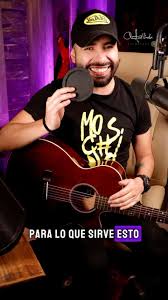 Detalle de la pastilla piezo integrada en la Aria VB‑110CE MH