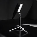 Atril plegable blanco para partituras marca Gravity con ajuste de altura