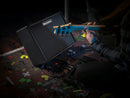 Gabinete FRFR Blackstar Artist FR Special usado en escenario con guitarra