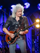 Guitarrista tocando la Brian May Signature Antique Cherry