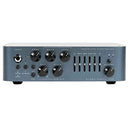 Cabezal Darkglass Alpha·Omega 500 de 500W en vista 3/4 con chasis compacto, para bajo eléctrico en escenario o estudio.
