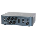 Chasis ligero y compacto del Alpha·Omega 500 con medidas 23×18×7.1 cm y peso de 2.4 kg, ideal para transportar a ensayos y giras