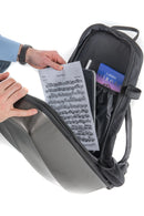 Interior del estuche para violín gewa Space Bag titanium con compartimentos visibles