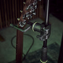 Gravity GS MS 08 en uso con guitarra eléctrica montado en trípode