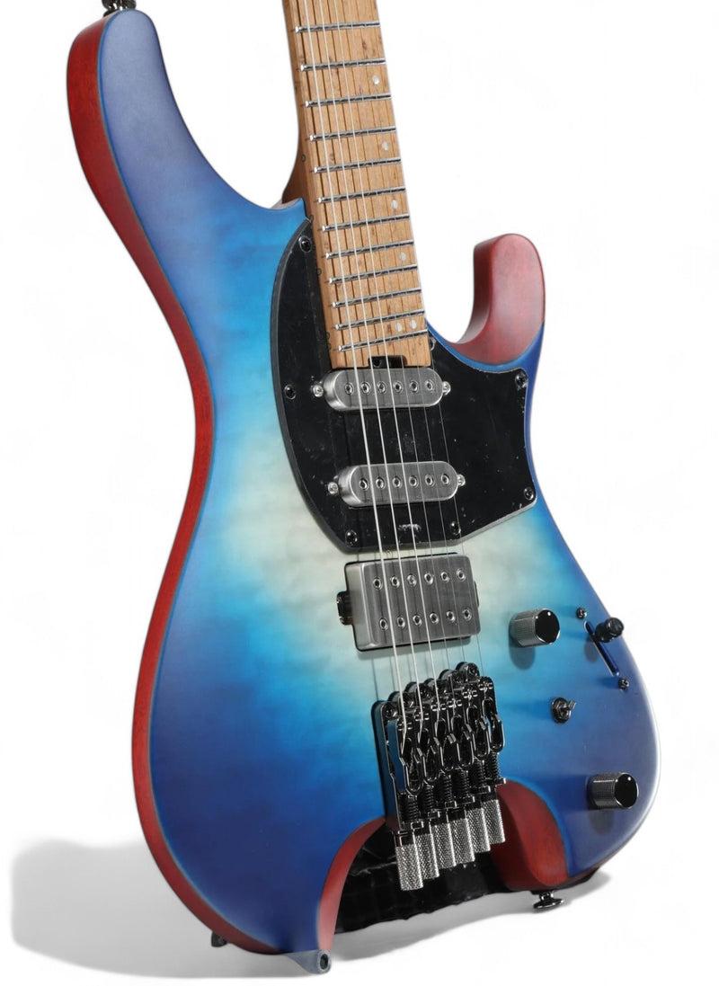 Vista frontal costado de la Ibanez QX54QM en color Blue Sphere Burst