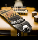 Strap lock LOXX instalado en una guitarra eléctrica