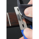 Aplicación del pulidor MusicNomad FRINE sobre un traste de guitarra protegido