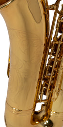Detalle del cuerpo del saxofón tenor Benjamin Adams TS100 en acabado dorado