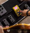 Guitarrista usando el Zoom MS-200D+ en pedalera