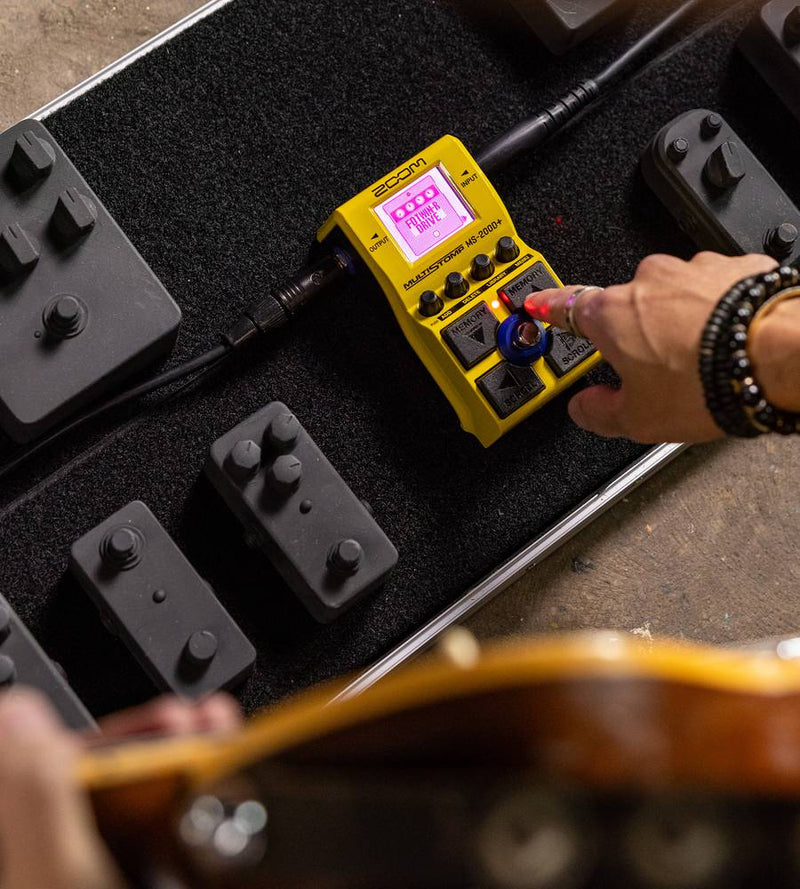 Guitarrista usando el Zoom MS-200D+ en pedalera