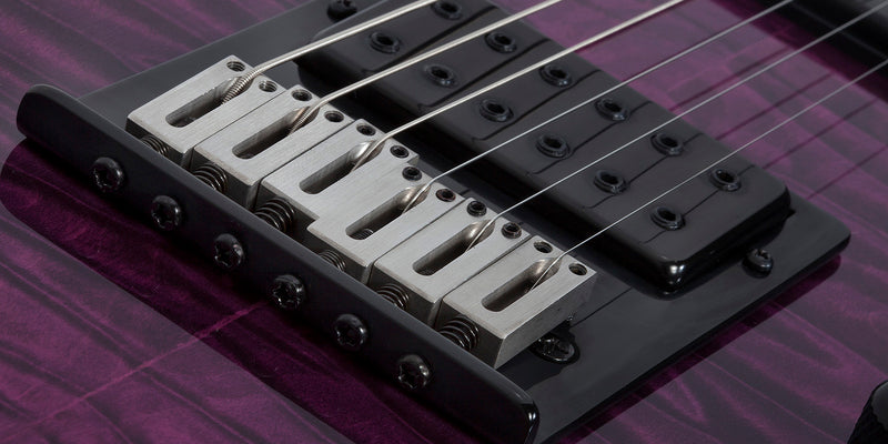 Detalle del puente de la guitarra schecter pt pro trans purple burst